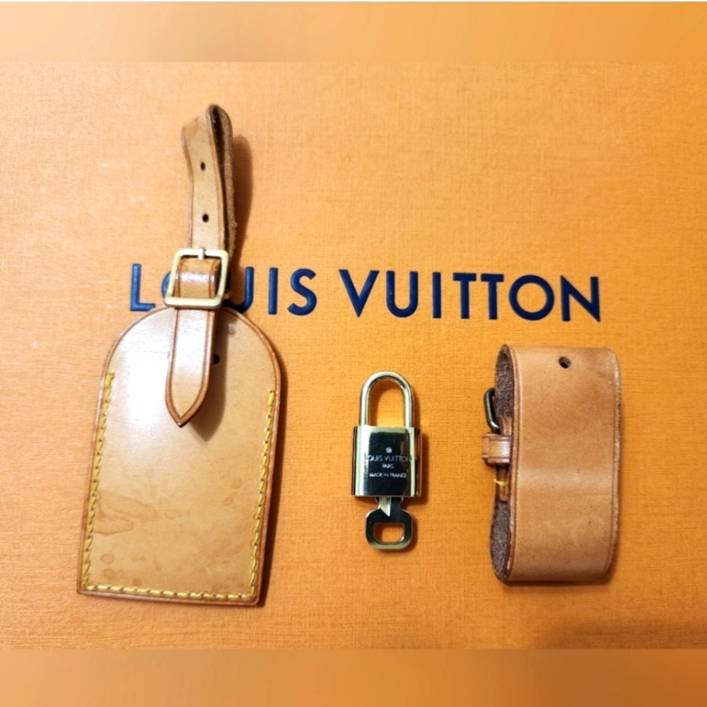 💥Authentic💥 Louis Vuitton leather luggage name tag with lock and key# 321